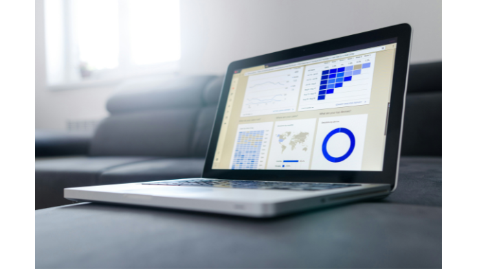 Laptop-Bildschirm mit Diagrammen und Grafiken​​ 